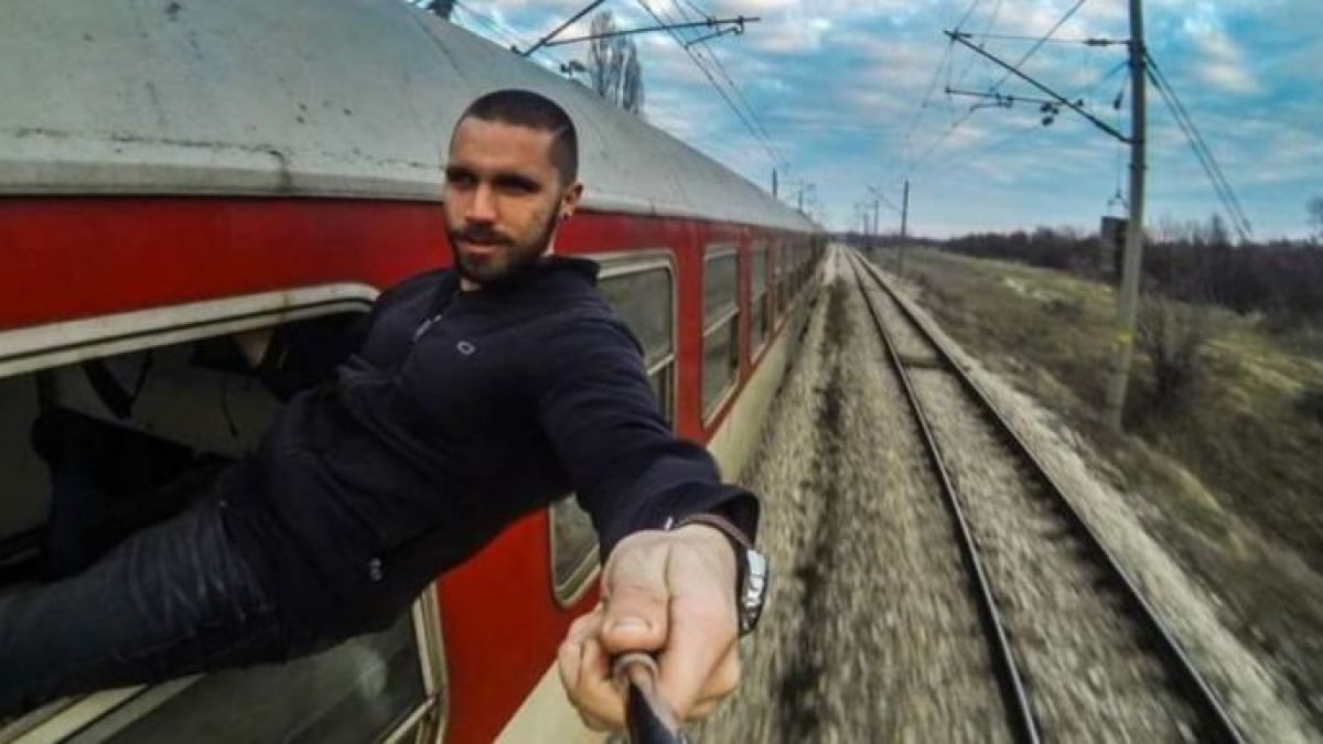 Прекрачи границата! Българин шокира хиляди със самоубийствено селфи! В БДЖ са в шок, можел да умре за миг!