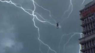 Мистерия! Появи се ВИДЕО с човек, който се рее в небето и привлича светкавици