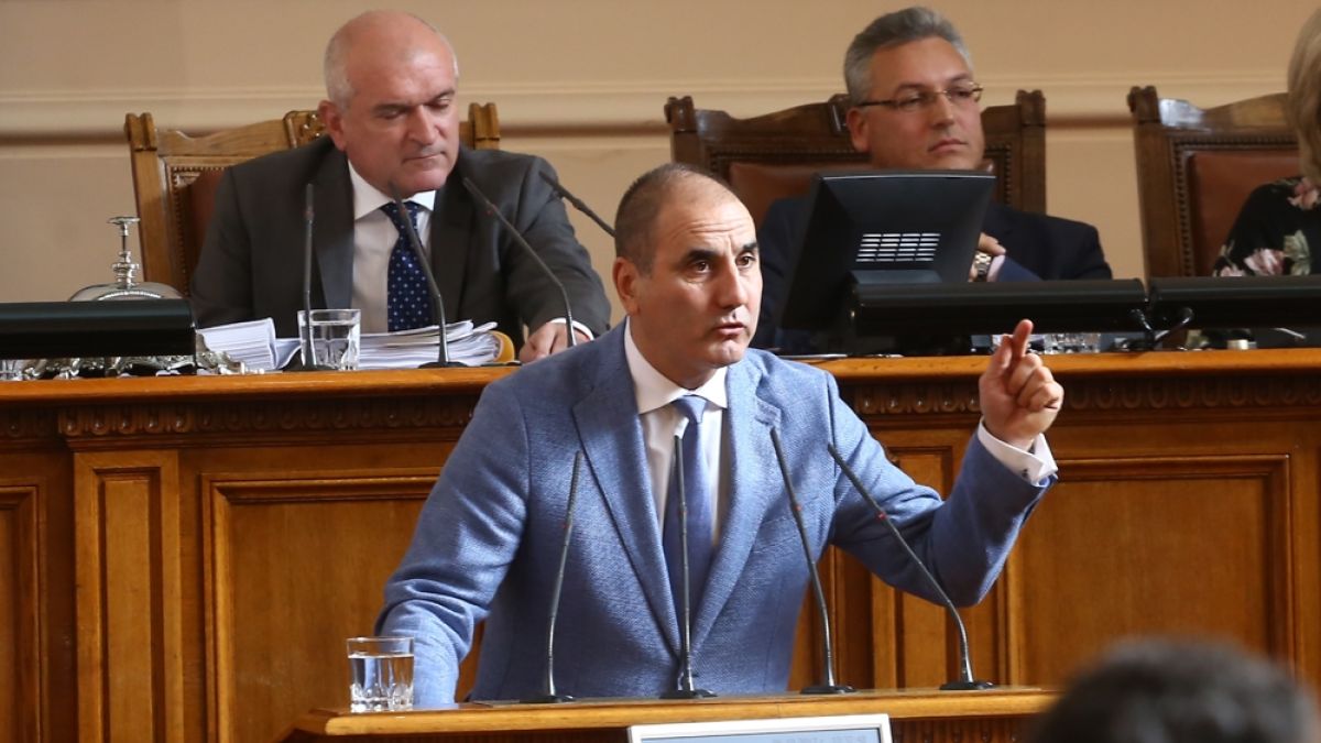 Ексклузивна папарашка СНИМКА в БЛИЦ: Цветанов засечен на среща с душманите на Нинова в БСП