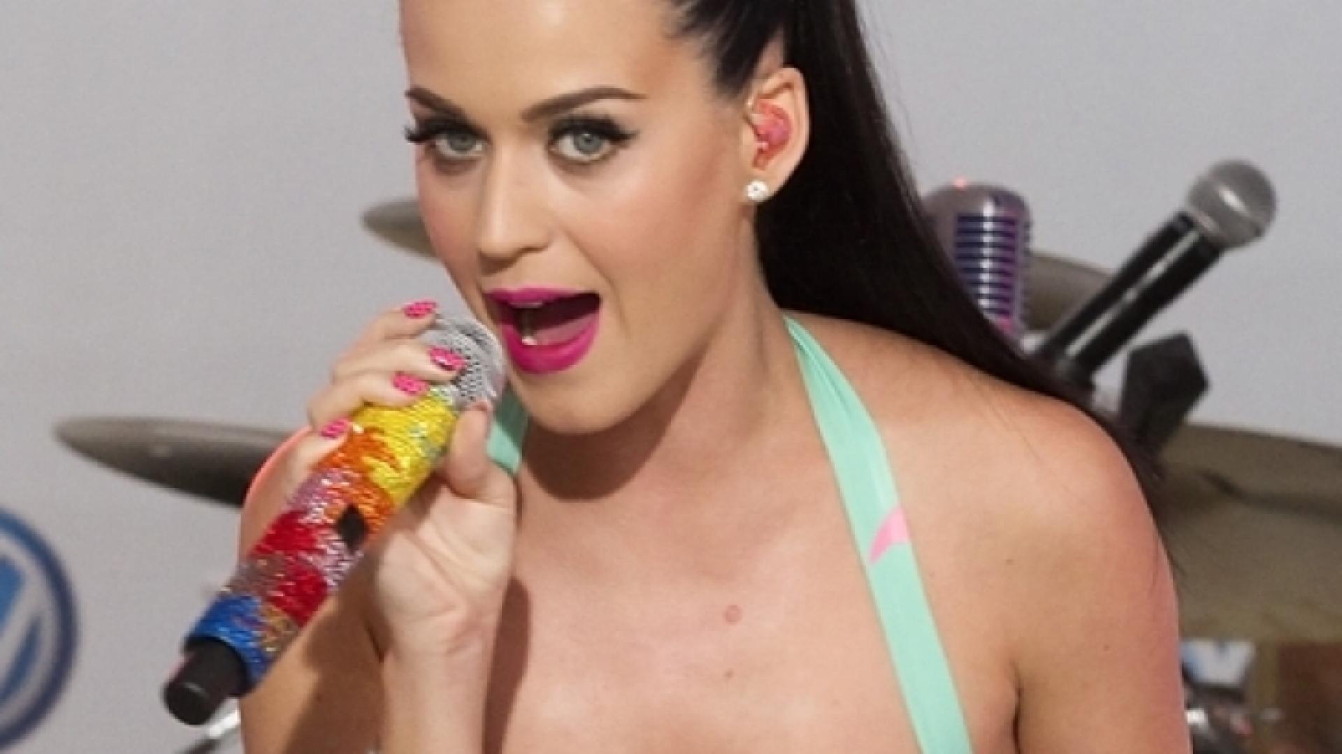 Кейти Пери се намърда в леглото на бившия на Селена Гомес