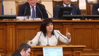 Цвета Караянчева подари календари с Ботев на депутатите 