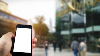 Безплатни смартфони за заразените с COVID-19, но има уловка