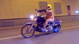 Голо шествие! Рокери само по каски на протест срещу Хелоуин (СНИМКИ/ ВИДЕО 18+)