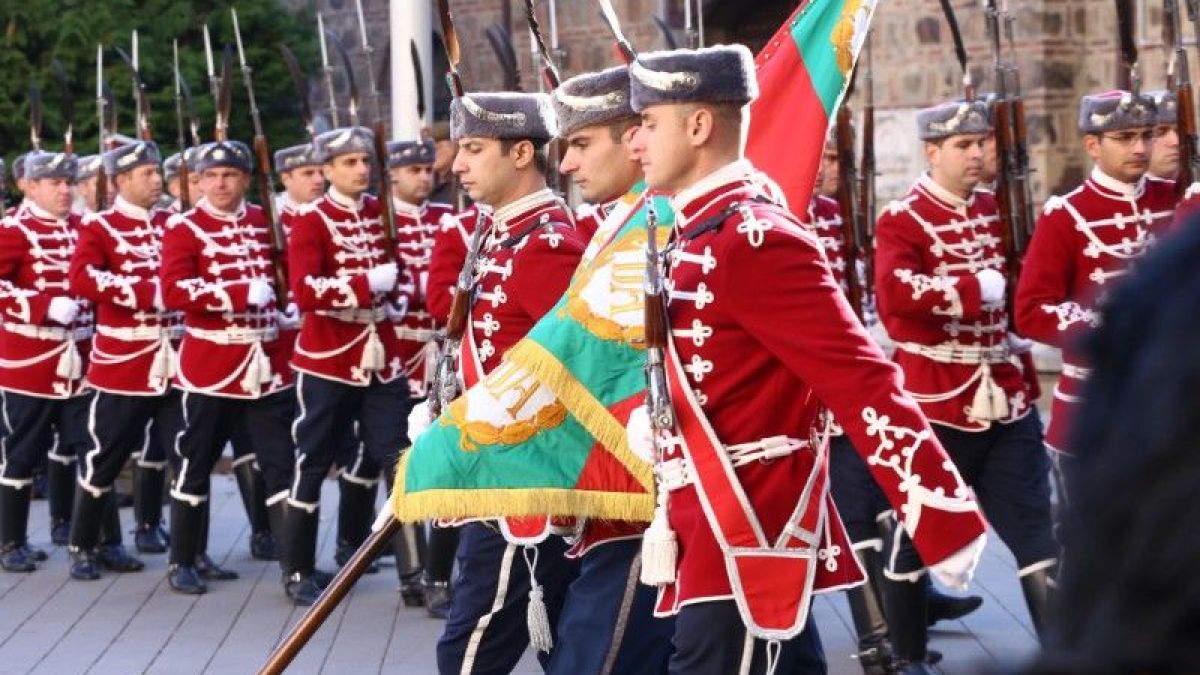 Фоторепортаж в БЛИЦ: Президентът посрещна почетния строй на гвардейците и посочи новите будители 