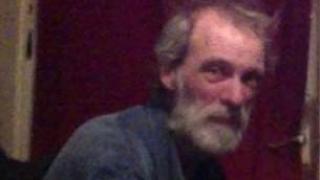 Епична трагедия: Брат отиде да развее праха на сестра си на любимия им плаж, огромна вълна го удави