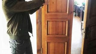 Шокиращ момент! Усмихващо се „богаташче от Инстаграм“ стреля с пистолет по тълпата от балкона си в Украйна (СНИМКИ/ВИДЕО)
