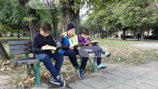 Българщината никога няма да умре! Трима малчугани накараха всички да се гордеят в пловдивски парк