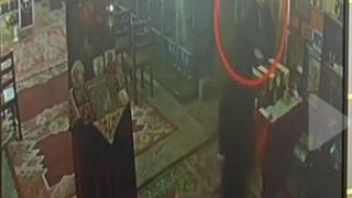 Ето затова са отсичали ръцете на крадците при хан Крум: Мръсник бърника в кутиите за дарения в приюта на отец Иван пред очите на десетки миряни (ВИДЕО)