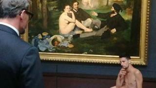 Отврат: Испанец твори "изкуство" гол, приклещил мъжкото си достойнство между бедрата (СНИМКИ/ВИДЕО 18+)