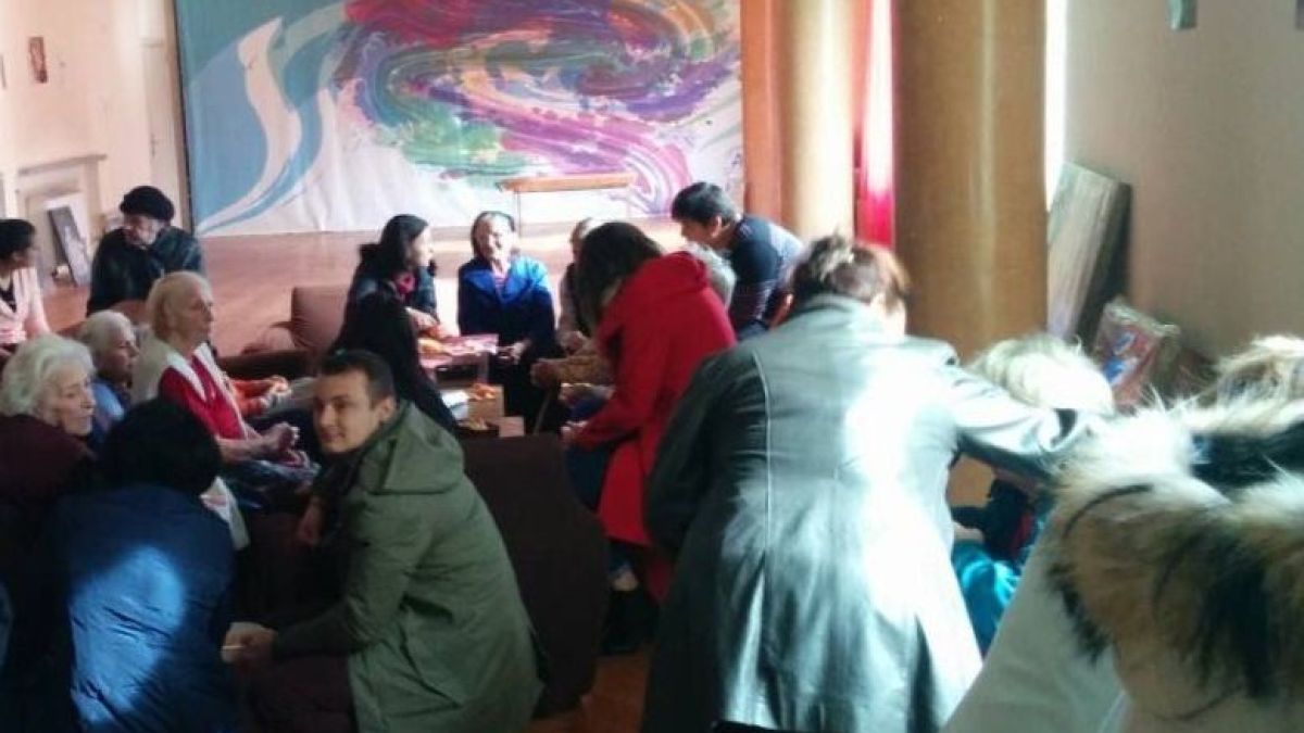 Доброволци от Райфайзенбанк на среща със самотни възрастни хора 