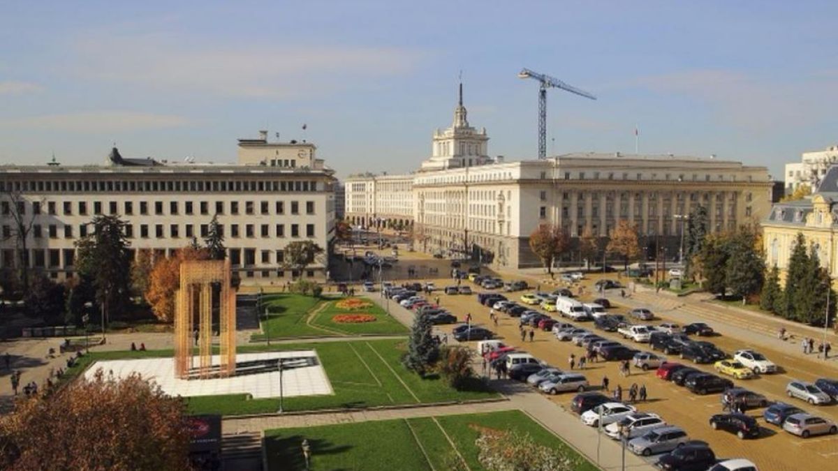 Ново 20: Слагат вносна бронзова къща на мястото на мавзолея на Георги Димитров, разчистват паркинга