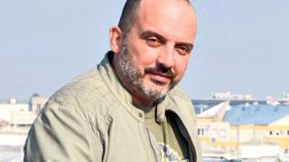 Македонска попфолк звезда прегази лежащ на улицата мъж (ВИДЕО)