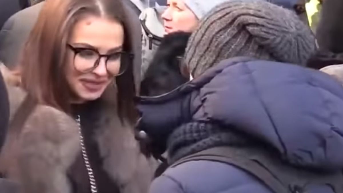 Девойка предложи на чакащите на опашката свирка срещу iPhone Х, всички я отрязаха (ВИДЕО)