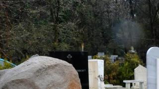 Старци нападнаха погребение, не дават да положат тялото в земята 