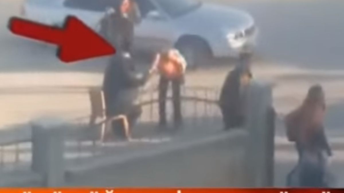 Скандал в Турция: Директор кара учениците да му целуват ръка (ВИДЕО)