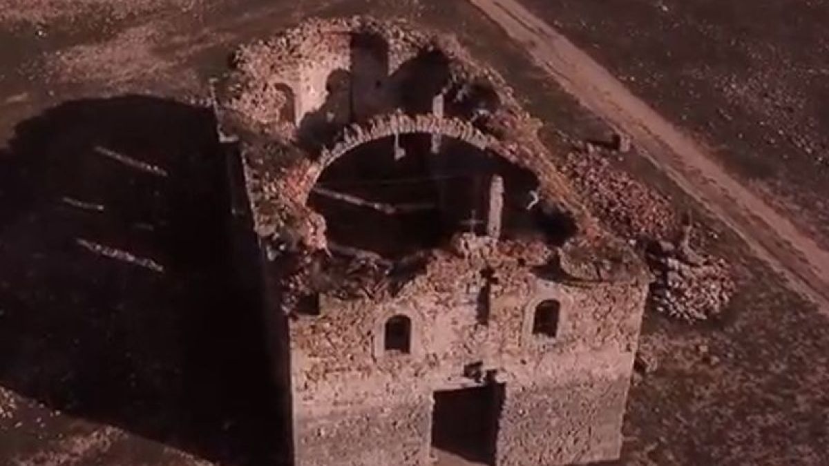 Уникално ВИДЕО! „Потопената църква“ изплува над водите на язовир Жребчево 