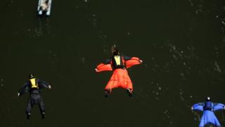 Впечатляващ световен рекорд по бейсджъмпинг (ВИДЕО)