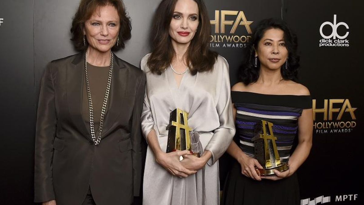 Модни експерти попиляха Анджелина Джоли за нескопосан тоалет на Hollywood Film Awards! (СНИМКИ)
