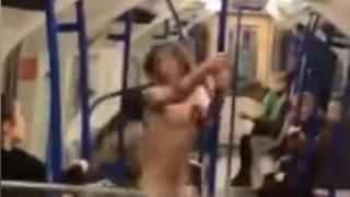 Чисто гол си развя патлака във вихъра на танца в мотриса на метро (ВИДЕО 18+)