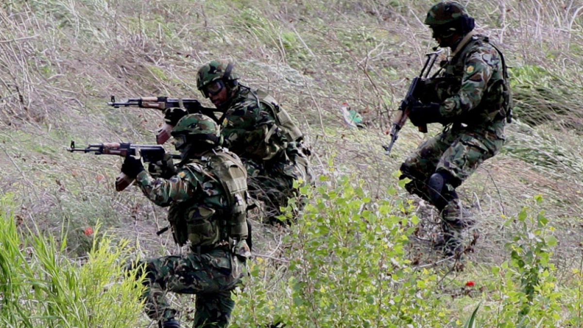 Извънредно! Бандити взривиха нов банкомат, скриха се в гора, командоси са по петите им