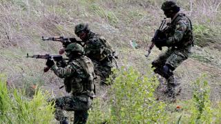 Извънредно! Бандити взривиха нов банкомат, скриха се в гора, командоси са по петите им