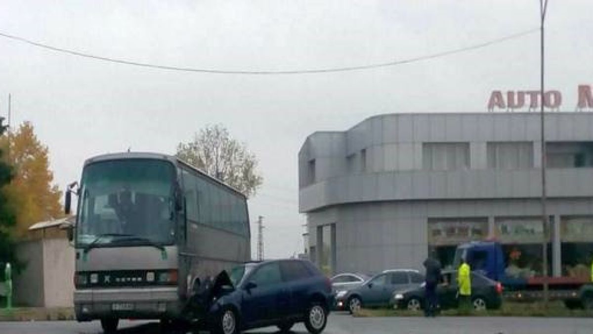 Динко отново е герой! Ловецът на бежанци вади ранени от касапница между кола и автобус на пътя (СНИМКИ)