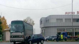 Динко отново е герой! Ловецът на бежанци вади ранени от касапница между кола и автобус на пътя (СНИМКИ)