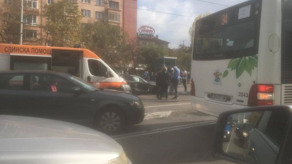 Извънредно и първо в БЛИЦ! Страшно меле на възлово столично кръстовище, хвърчат линейки, режат ламарини, за да вадят ранените (СНИМКИ)