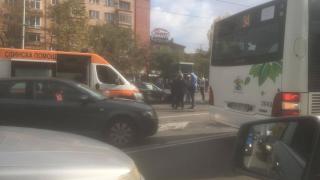 Извънредно и първо в БЛИЦ! Страшно меле на възлово столично кръстовище, хвърчат линейки, режат ламарини, за да вадят ранените (СНИМКИ)