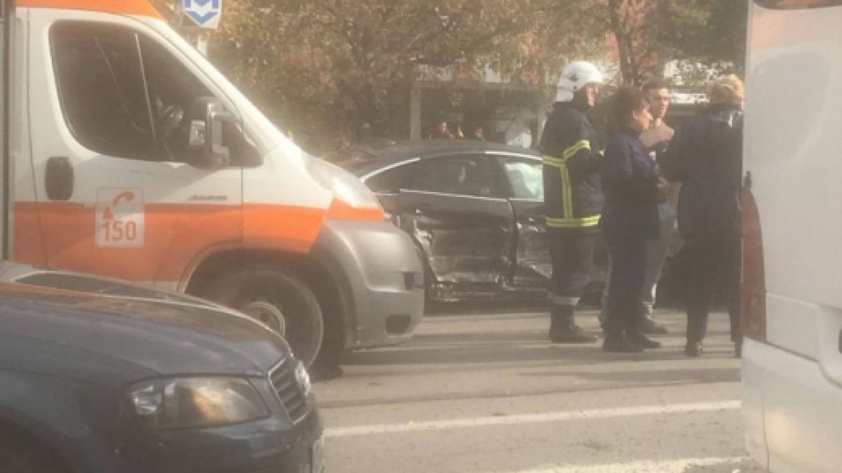 Безумие на метри от НДК! Центърът на София блокиран 4 часа заради... една катастрофа!