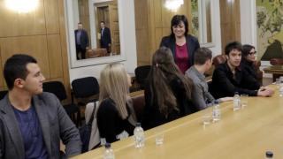 Нинова към младежи: Никога не губете връзка с реалния живот
