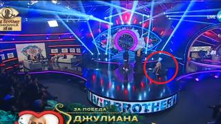 Алекс Сърчаджиева претърпя нелеп инцидент на сцената на "ВИП Брадър" (СНИМКА) 
