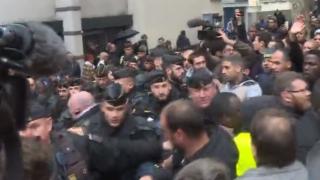 В Париж стана напечено! Стигна се до сблъсъци заради мюсюлманската молитва (ВИДЕО)