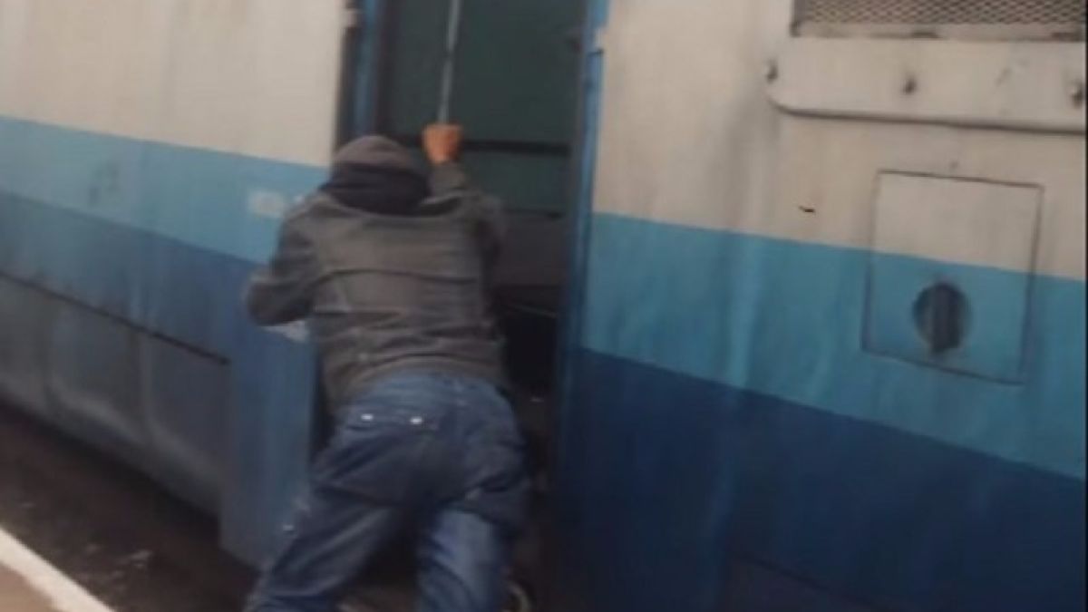 Вярвате или не: Накараха пътници да бутат влака си! (ВИДЕО)