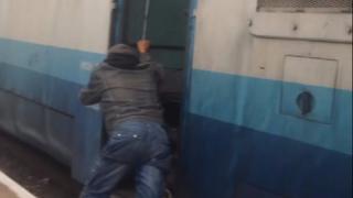 Вярвате или не: Накараха пътници да бутат влака си! (ВИДЕО)
