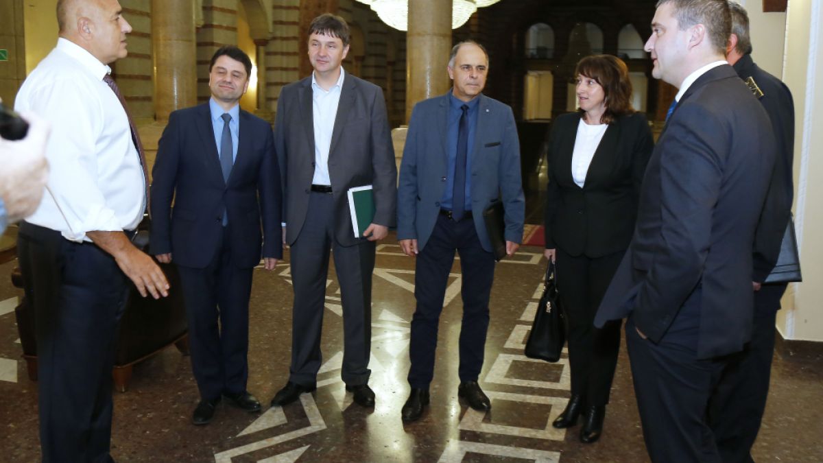 Борисов посрещна кметовете на Чепеларе и Самоков в Министерски съвет и се разбра с тях да... (СНИМКИ)