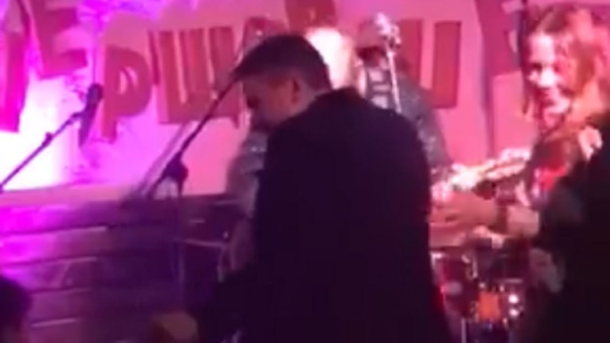 Чупки от сърце: Надя Савченко "полудява" на рок песен (ВИДЕО)