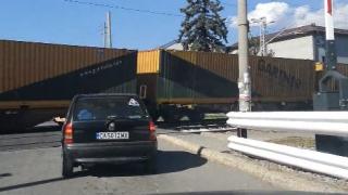 Пълно безумие! Уловиха на ВИДЕО как влак минава на вдигната бариера през Нови Искър