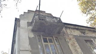 Внимание! Опасен балкон дебне пешеходци в Пловдив (СНИМКИ)