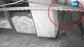 Потресаващо ВИДЕО! Въоръжено нападение и взрив разтърсиха столичен подлез 