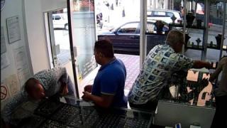 Заснеха нагла кражба в златарски магазин (ВИДЕО)
