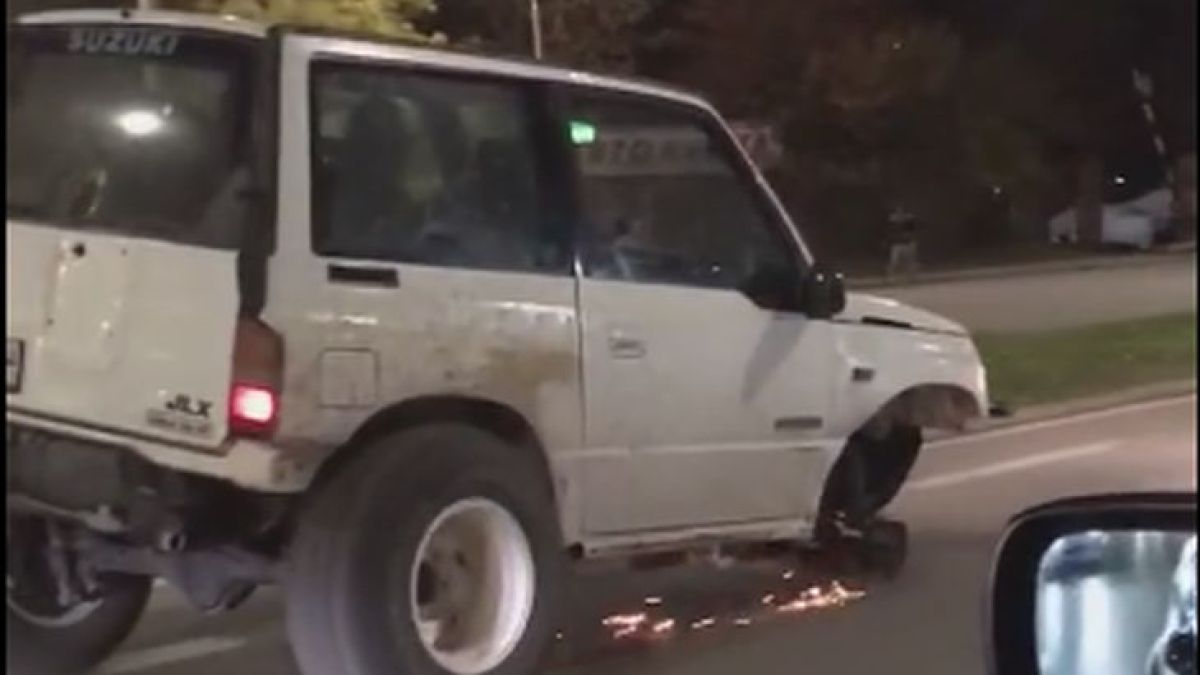 Очевидка засне на ВИДЕО невиждана гледка из варненските улици, този джип хвърля искри и... 