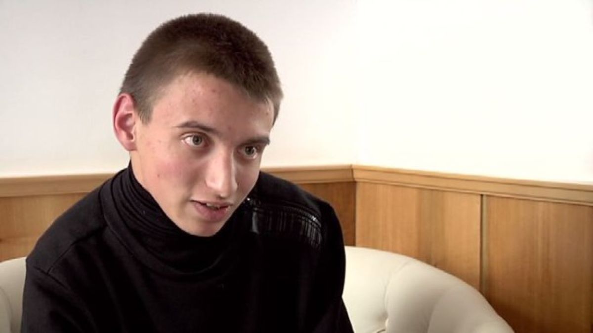 Дванайсетокласник от Сливен разказа играта на електронните дневници! Показва нагледно как може да стане отличник за секунди