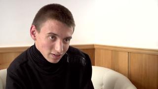 Дванайсетокласник от Сливен разказа играта на електронните дневници! Показва нагледно как може да стане отличник за секунди
