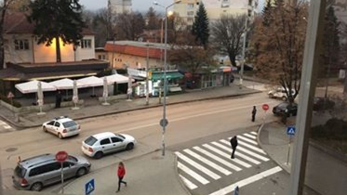 Извънредно от Перник! Застреляха показно Роберто от бандата на Сашо Печения  пред кафе "Малибу" 