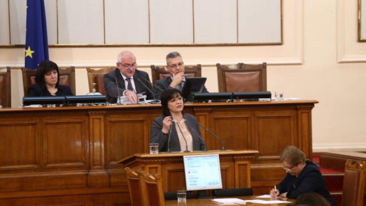 Горещи СНИМКИ в БЛИЦ! Свада в парламента: Главчев изгони Корнелия Нинова