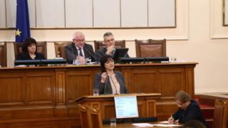Горещи СНИМКИ в БЛИЦ! Свада в парламента: Главчев изгони Корнелия Нинова