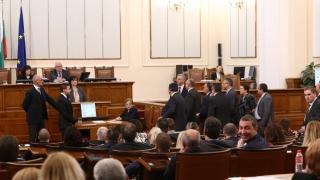 Историческо в БЛИЦ TV: ВИДЕО от горещия парламентарен ден, преобърнал политическия живот на Главчев и Караянчева