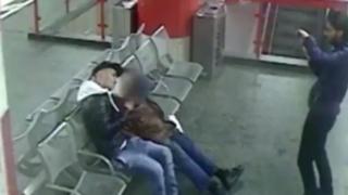 Ужасяваща гавра! Двама араби запалиха бездомник в Мюнхен и се хилят (ВИДЕО)