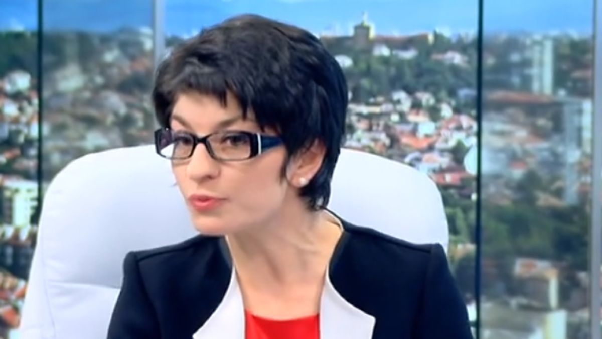 Деси Атанасова захапа Нинова: Истерична е щом чуе за приватизацията на "Техноимпекс", депутат от БСП я контрира с разкрития за поведението на Главчев